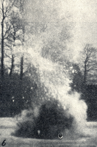 98320 Afbeelding van een opspuitende waterzuil na een ontploffing van 1 kg. pikrinezuur, geplaatst 80 cm. onder het 20 ...